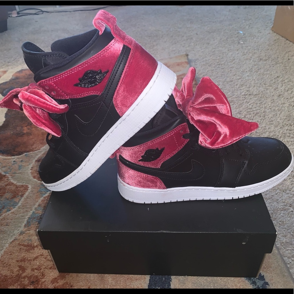 *NEW* Youth 6.5 Air Jordan 1 Mid Bow (GS)
